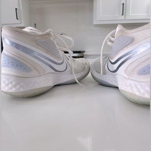 Men’s basketball shoes